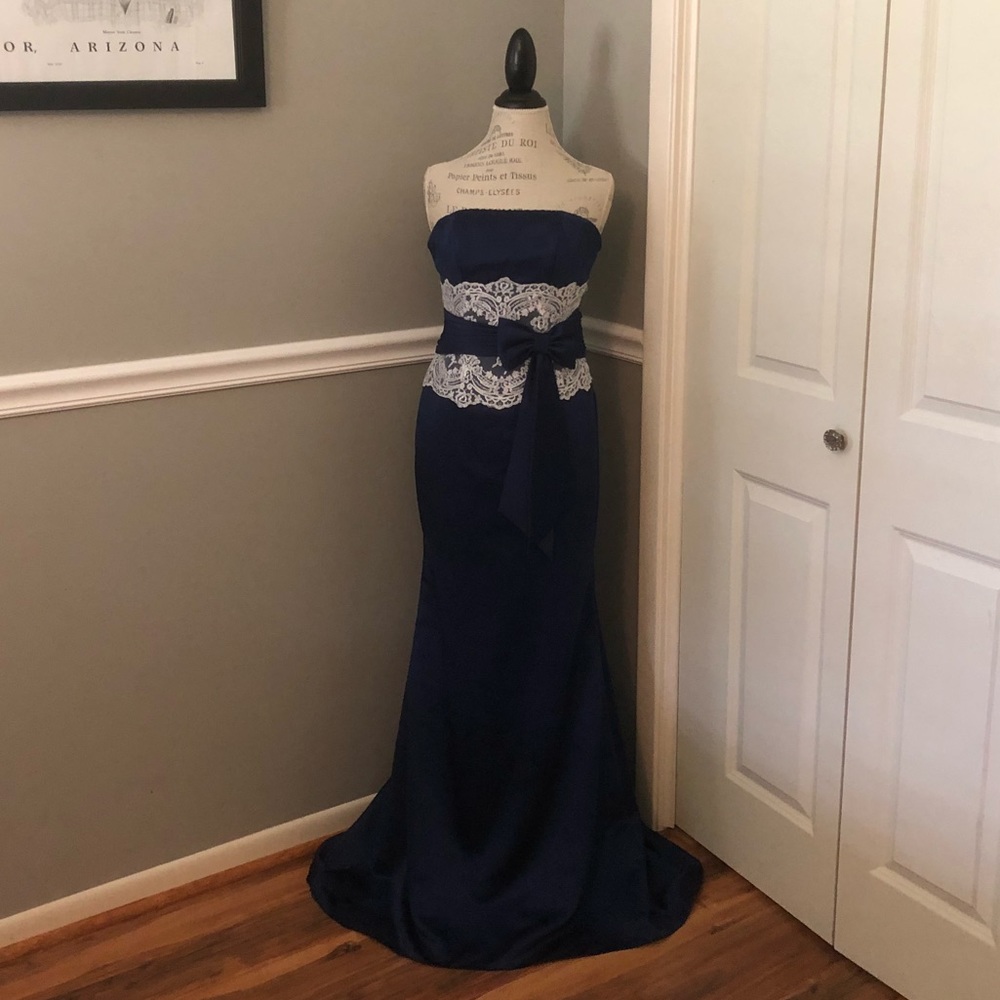 🔴🌹STRAPLESS•NAVY•FORMAL•GOWN🌟 - Picture 3 of 8